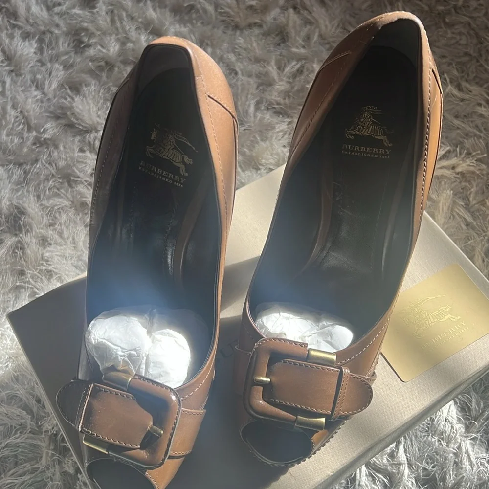 Burberry Dark Tan w/ buckle pumps - Picture 4 of 9